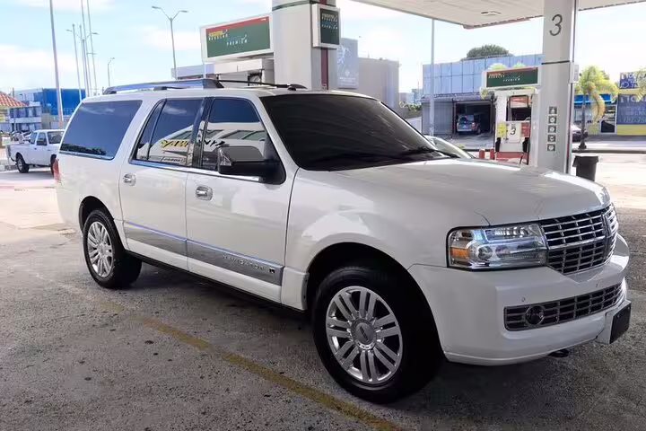 Luxury white Lincoln Navigator SUV for Nassau cruise port private hotel transfer in the Bahamas
