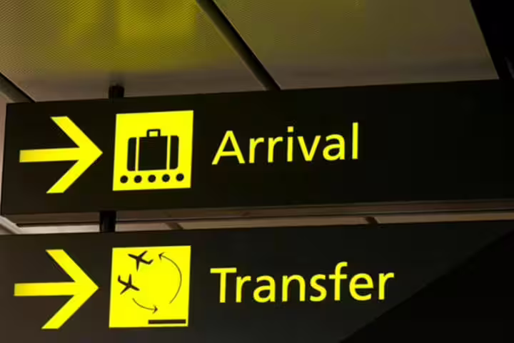 Yellow airport signs for arrivals and transfers, ideal for Lisbon departure to Batalha, Nazaré, Alcobaça, and Fátima tours.