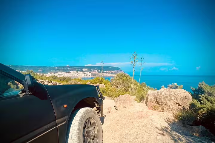 4x4 Jeep overlooking stunning coastal views of Arrábida, perfect for a beach picnic adventure in Sesimbra-Lisbon.