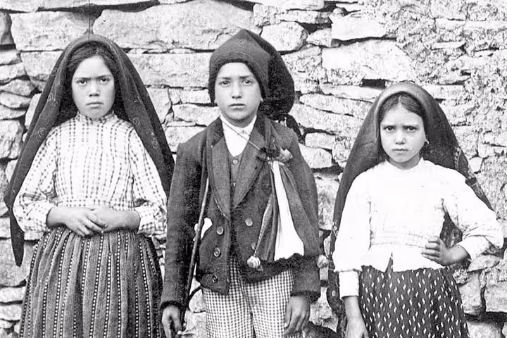 Historic photo of the three shepherd children of Fátima, key figures in the Marian apparitions, ideal for Lisbon-Fátima tours.