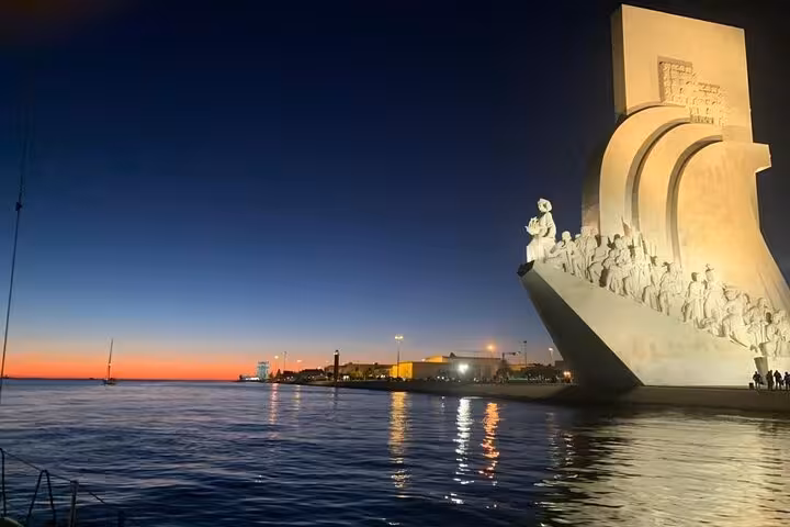 Sunset-to-night Lisbon sailing by Padrão dos Descobrimentos on Tagus River, 2-hour tour with drinks