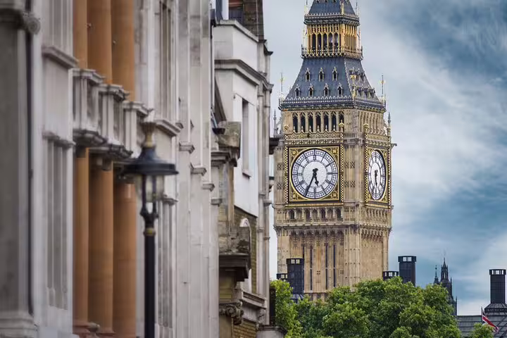 Big Ben towering above historic London streets, a highlight for travelers on a private layover city tour.