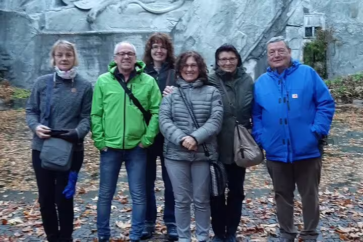 Group photo at the Lion Monument during Lucerne self-guided scavenger hunt tour, Swiss landmarks walk