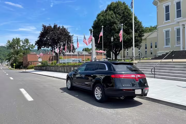 Luxury black Lincoln sedan for private Managua Airport transfer to Managua City round trip