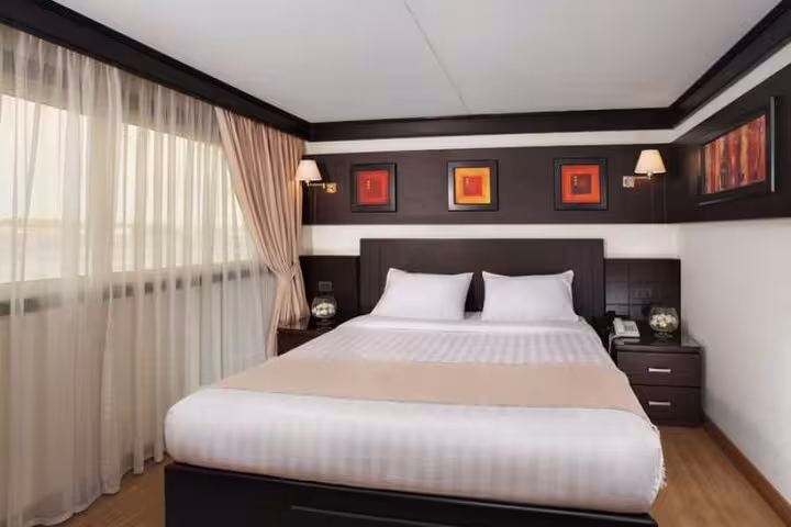 Elegant 5-star deluxe Nile cruise cabin with double bed, ideal for 5-day private Luxor to Aswan tour