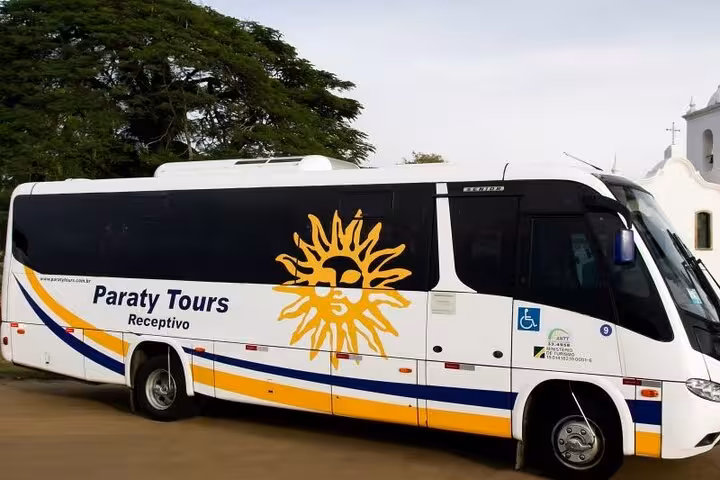 Luxury tour bus by Paraty Tours offering private transportation from Búzios to Rio de Janeiro with premium comfort.