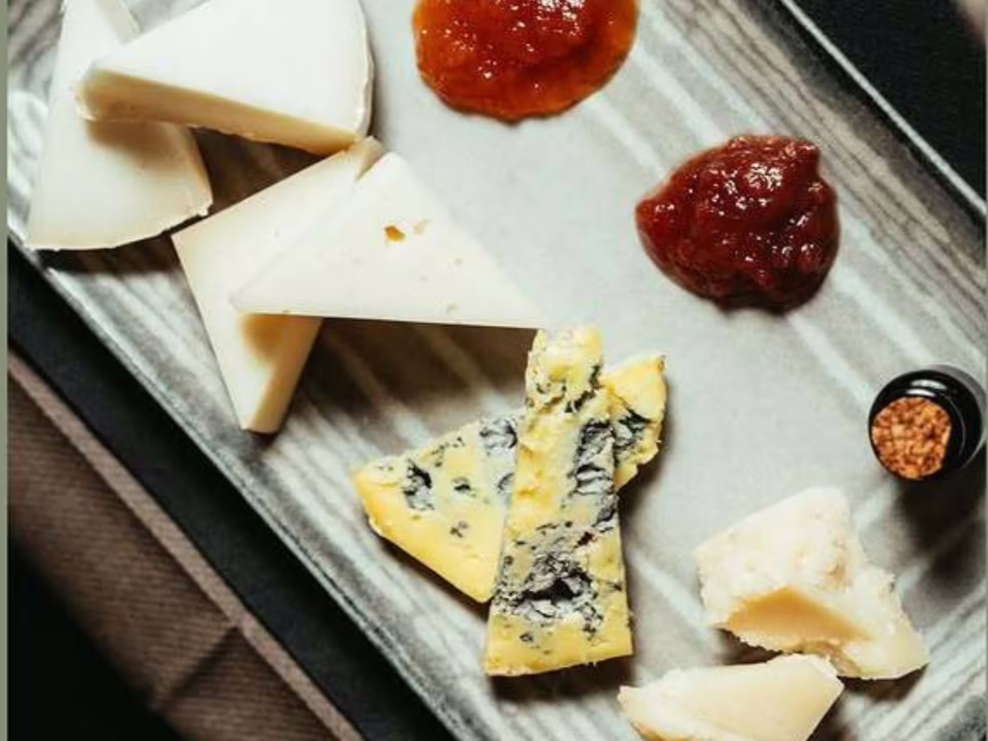 Cheese platter with jams and spices paired for a luxury wine tasting experience in Modena city center