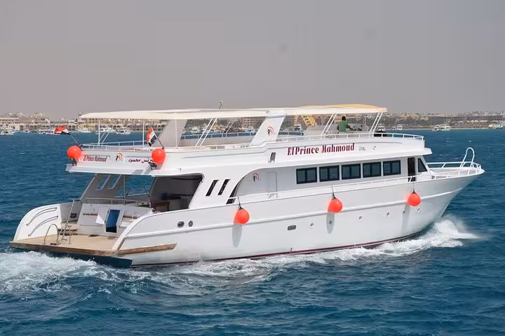 Luxury yacht cruising on the Red Sea, boat transfer for Super Giftun Island snorkeling day trip in Hurghada