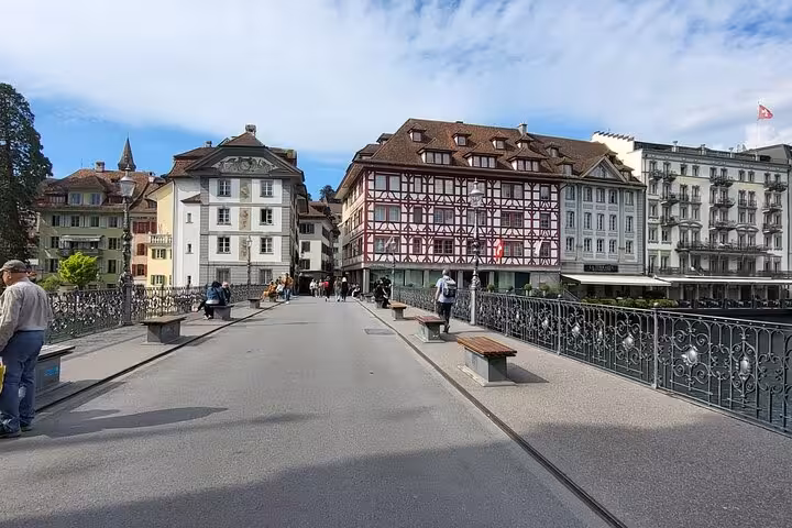 Charming cobblestone street in Luzern lined with traditional Swiss buildings, perfect for exploring on a private tour.
