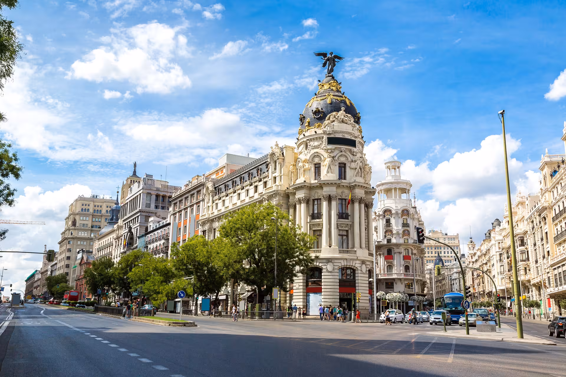 Gran Vía Madrid skyline with Metropolis Building dome, a key stop on the Leyendas Locales football legends tour