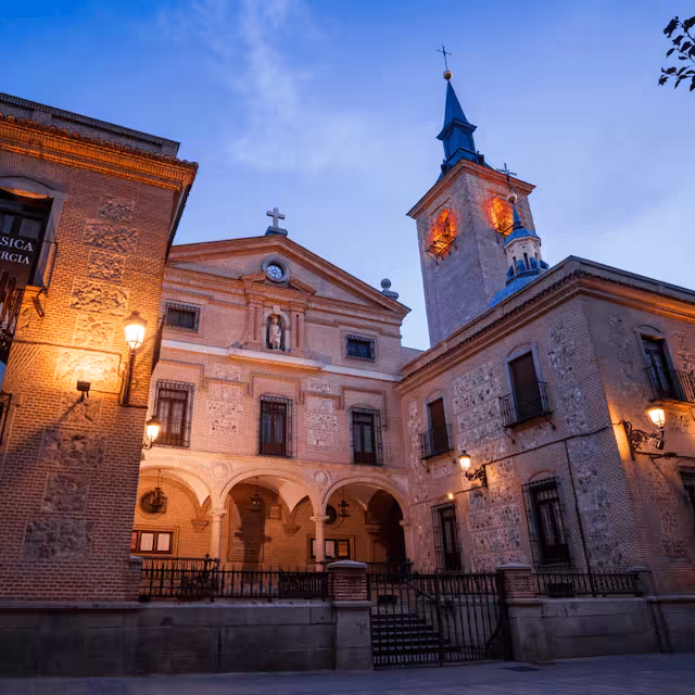Evening view of Madrid’s Plaza de la Villa, a key stop on the Misterios Locales guided walking tour