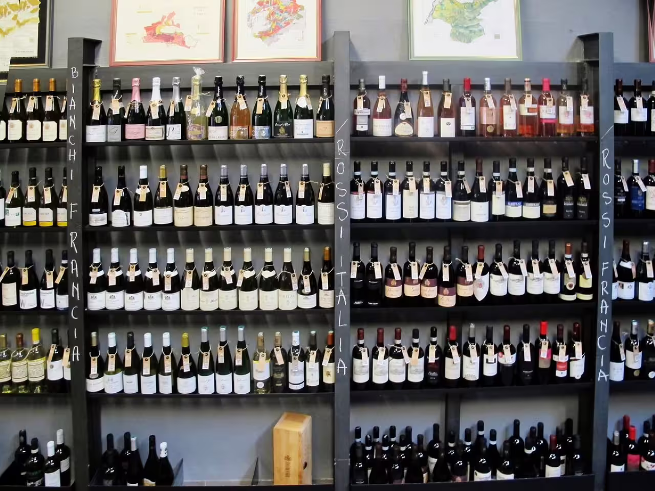 Wall of Italian wines at Magazzino Scipioni Rome, featuring Franciacorta, Rosso and Rosato tasting selection