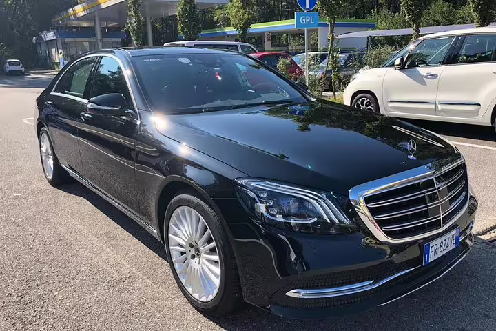 Elegant black Mercedes S-Class luxury car for private airport transfer service in Malaga