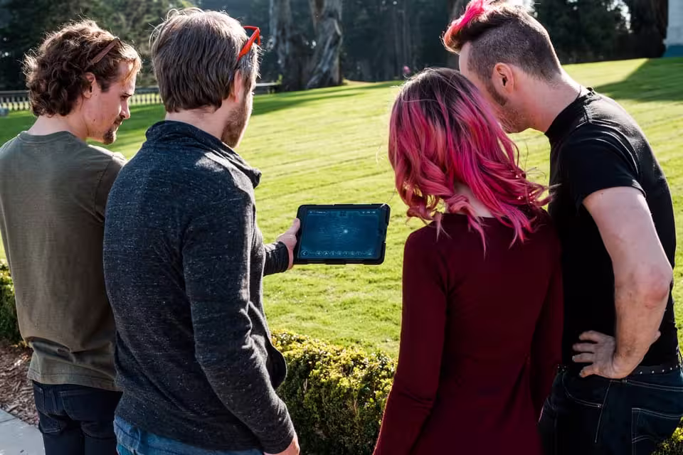 Participants examining tablet clues for Malaga Super Portal escape adventure.