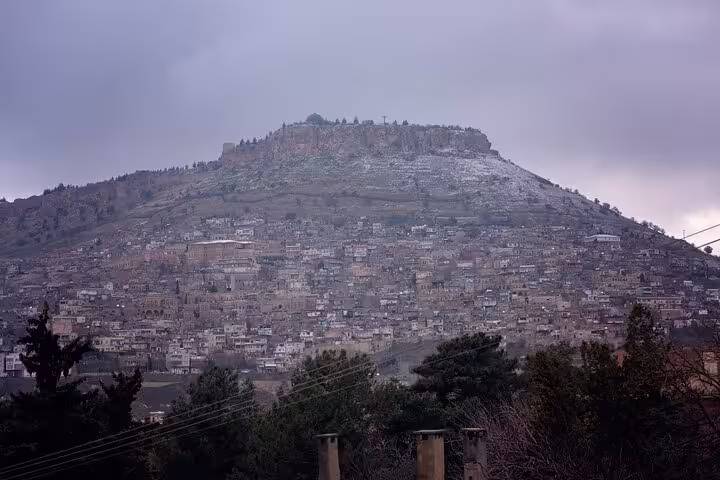 Panoramic view of Mardin hillside city and Mesopotamian plain, ideal for an all-inclusive private guided tour