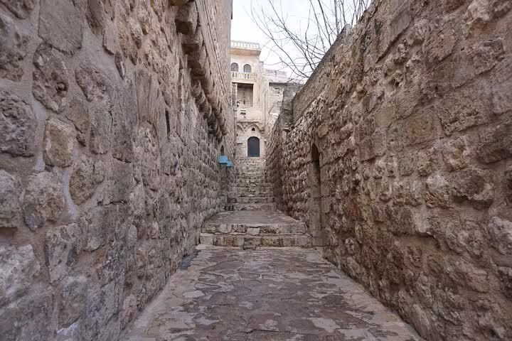 Narrow stone alley and steps in Mardin old town, showcasing sandstone walls on a private guided walking tour
