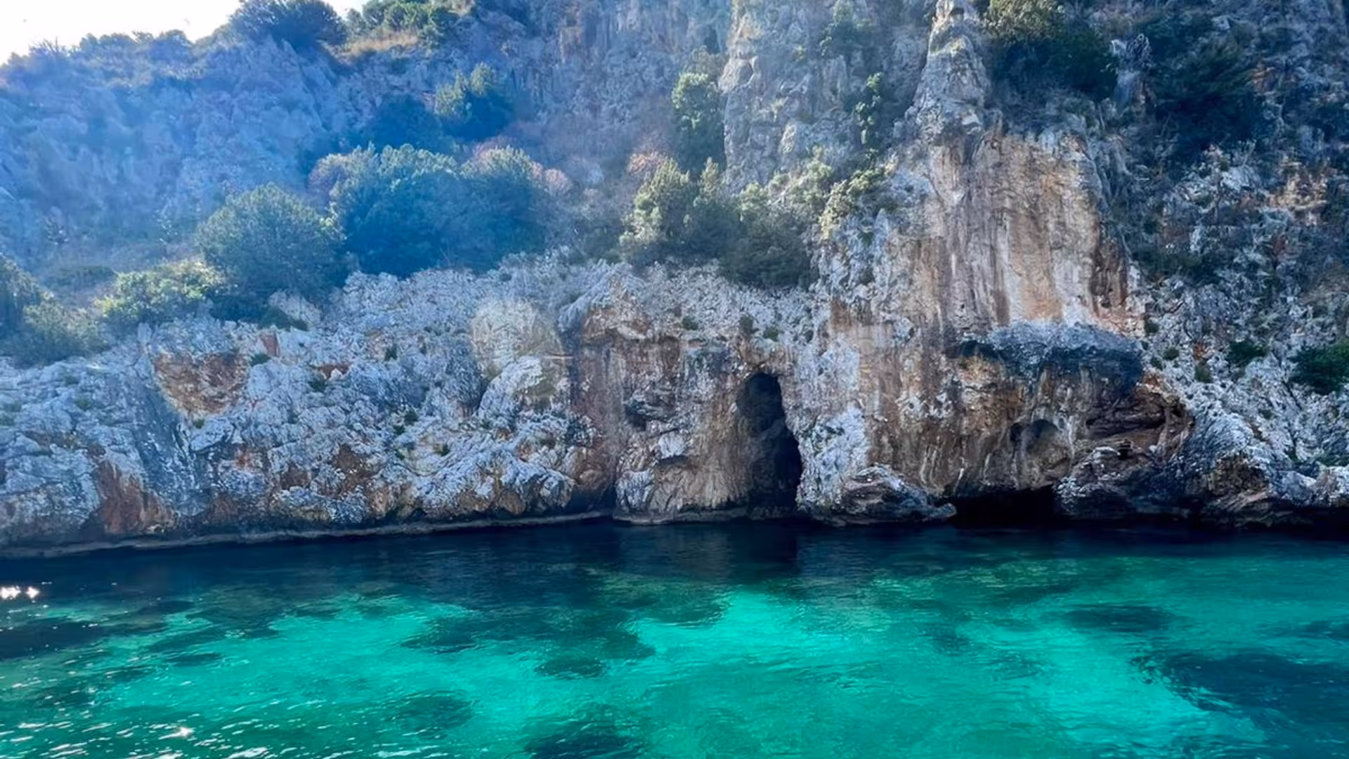 Discover the natural beauty of rocky caves and clear waters on a Baia Infreschi boat tour from Marina di Camerota.