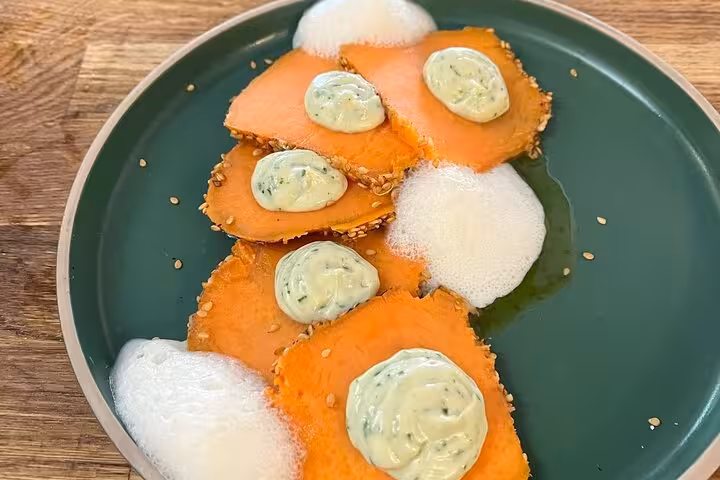 Marseille cooking workshop starter with sesame-crusted salmon slices, herbed aioli and citrus foam