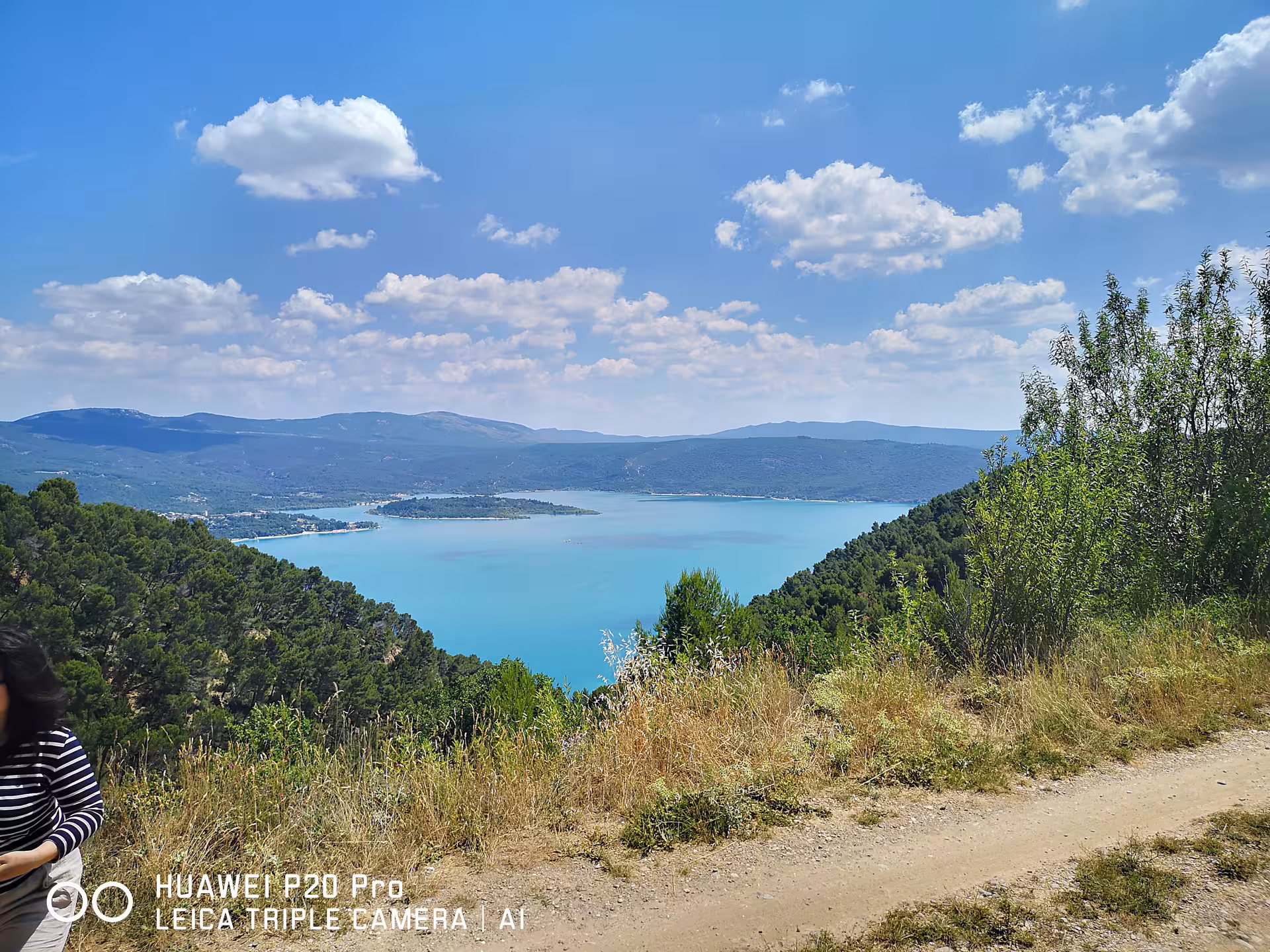 Panoramic view of turquoise Lake Sainte-Croix in Verdon, a highlight on Marseille private shore excursion
