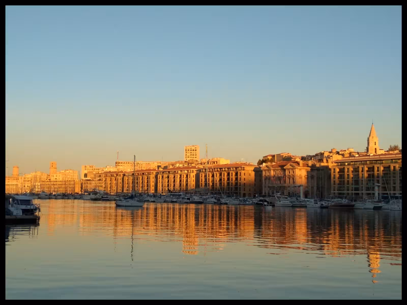 Sunset over Marseille Vieux-Port with boats and waterfront buildings, scenic highlight of a 3-day local tour