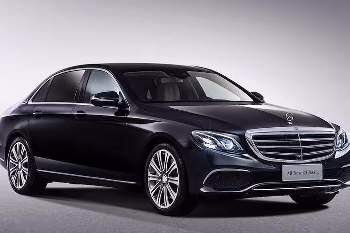 Black Mercedes E-Class sedan for private roundtrip transfer between Schiphol Airport and Amsterdam city center