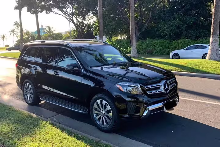 Black Mercedes-Benz GLS luxury SUV offering private airport transfer service to Belize Airport BZE
