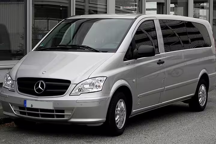 Minivan Mercedes argento per transfer privato da Napoli a Praiano, servizio comodo e veloce sulla Costiera Amalfitana