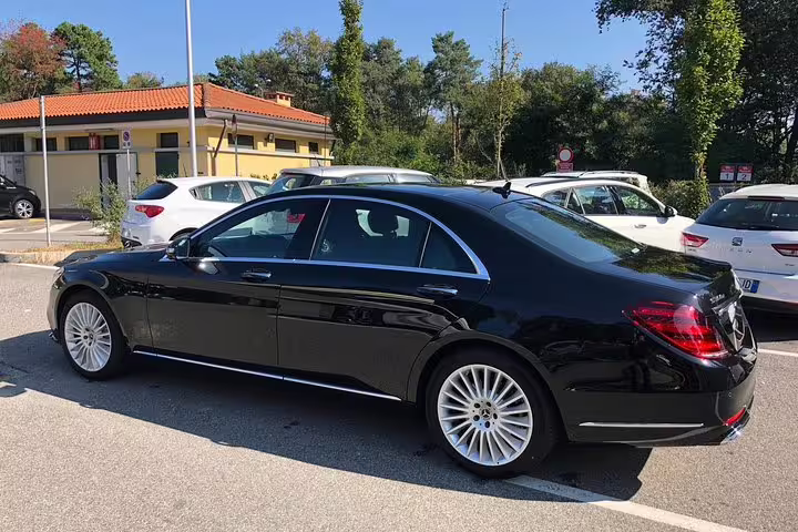 Black Mercedes-Benz luxury sedan for private airport transfer service from Karlsruhe Airport to Baden-Baden