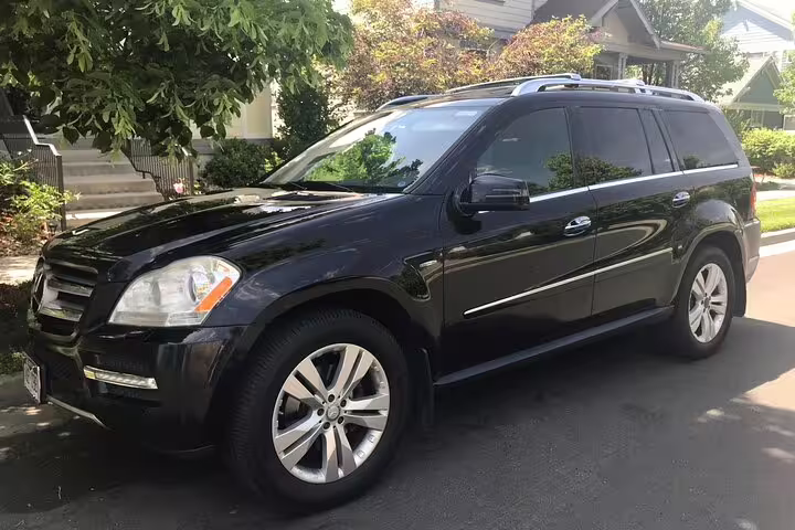 Premium black Mercedes-Benz SUV available for Managua Airport private transfer round trip service