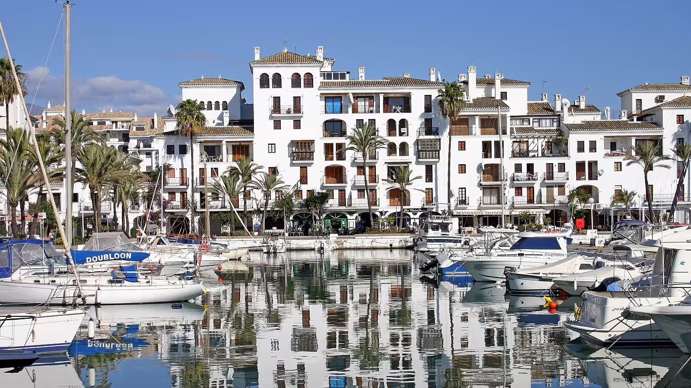 Enjoy the sea breeze and the breathtaking views on this mini cruise. ☀️ #CostaDelSolNavegación