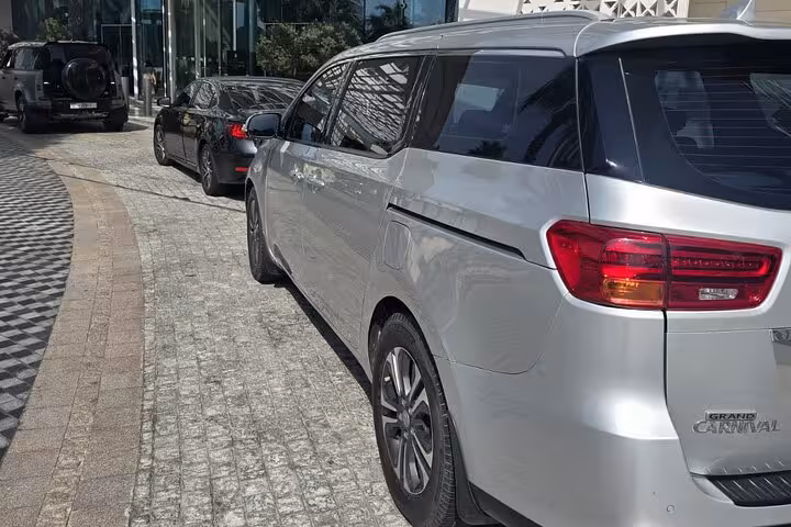 Rear view minivan Dubai airport drop-off service from Fujairah Dibba Khorfakan, reliable private transfer