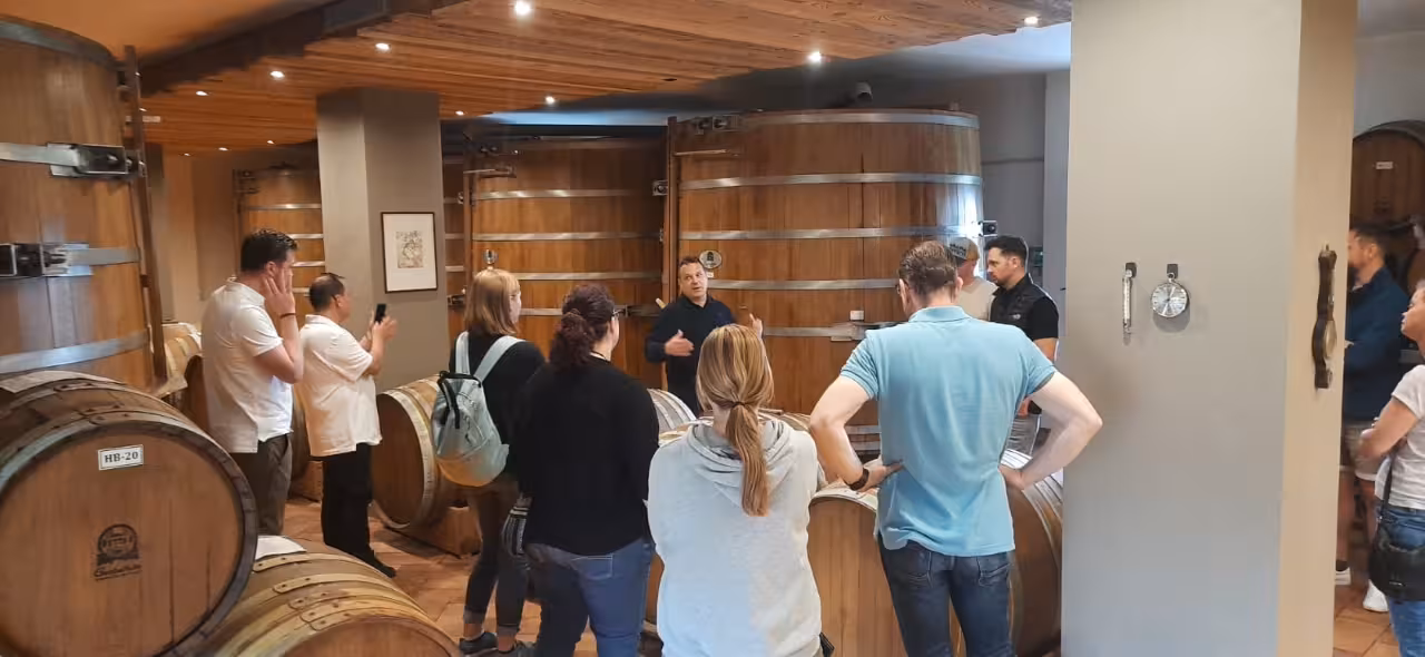 Groupe en visite guidée d’une acetaia à Modène, découverte des fûts et dégustation de vinaigre balsamique