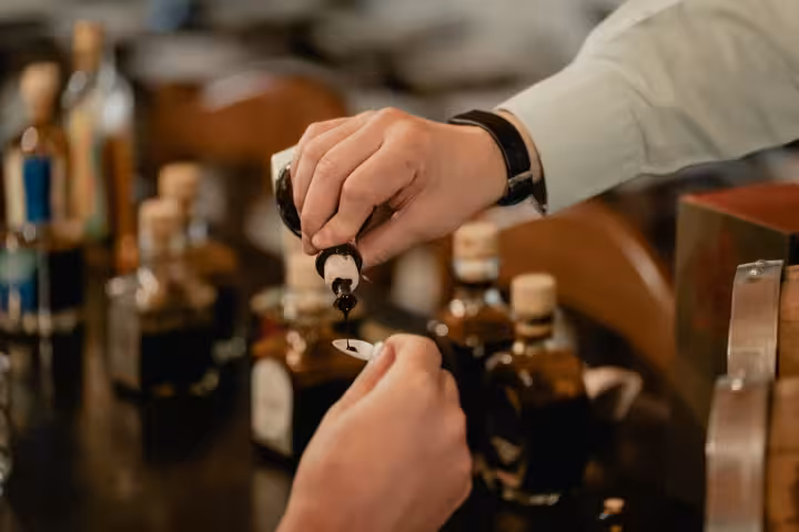 Degustacja tradycyjnego octu balsamicznego z Modeny, nalewanie gęstego balsamico do łyżeczki