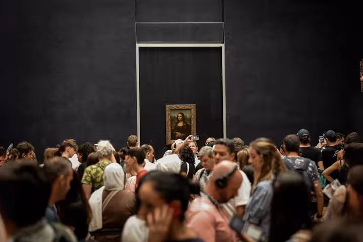 Crowds viewing the Mona Lisa at the Louvre, included in private Paris tour with Eiffel Tower lunch and cruise