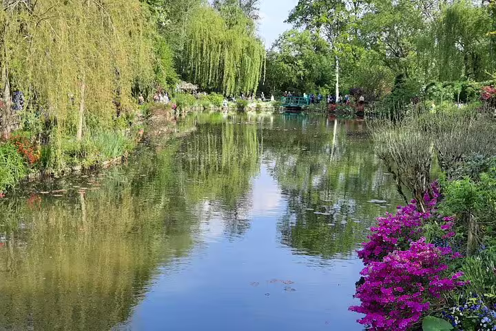 Scenic view of Monet’s water lily pond in Giverny with willow trees, visited on a private trip from Paris with entry