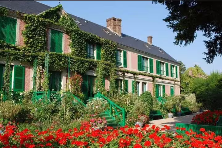 Monet’s House in Giverny with green shutters and vibrant gardens on a private day trip from Paris