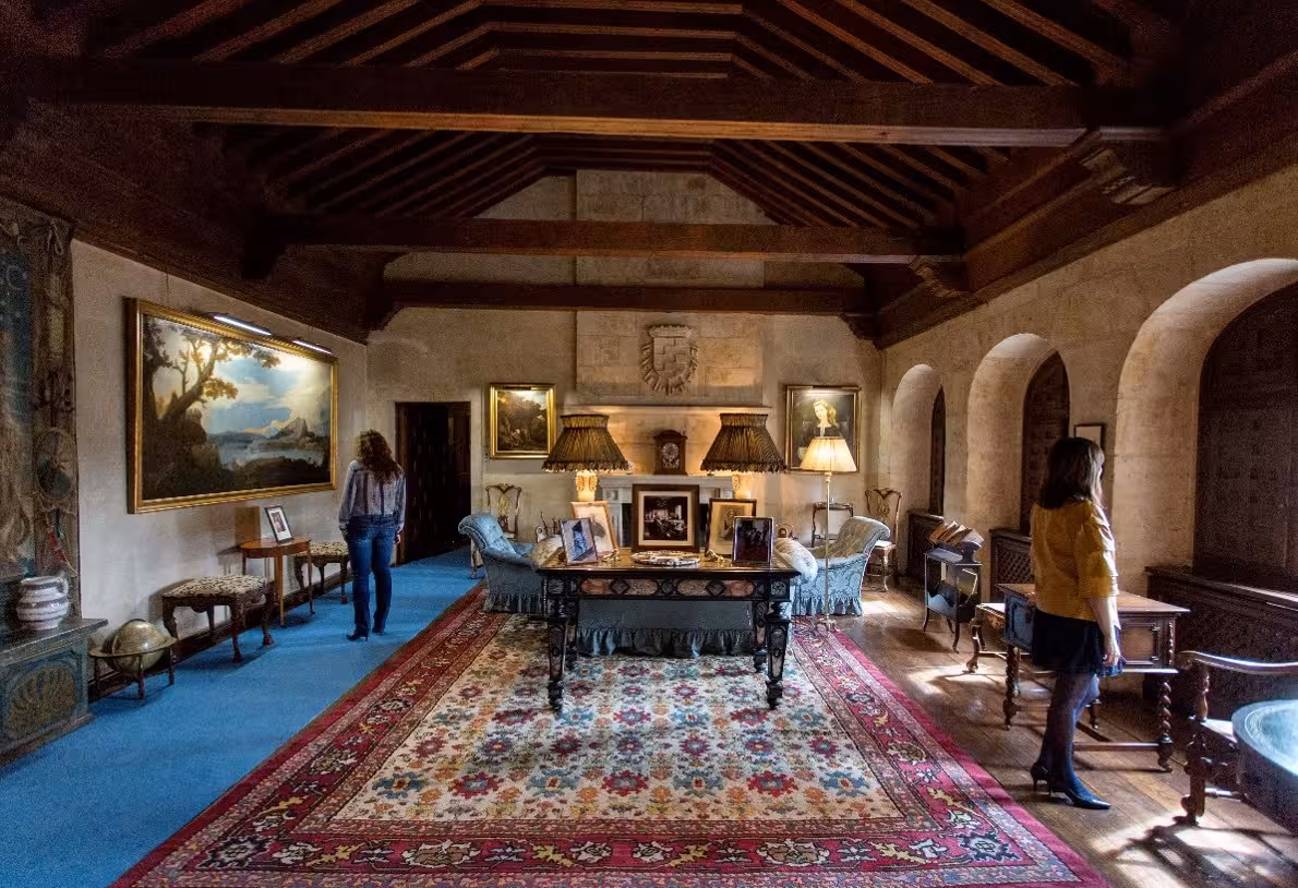 Interior del Palacio de Monterrey en Salamanca, sala histórica con artes decorativas en tour Encantos Locales