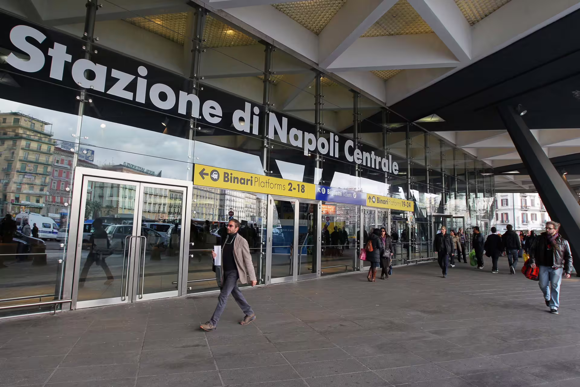 Napoli Centrale station entrance, pickup point for private transfer from Naples to Caserta with driver