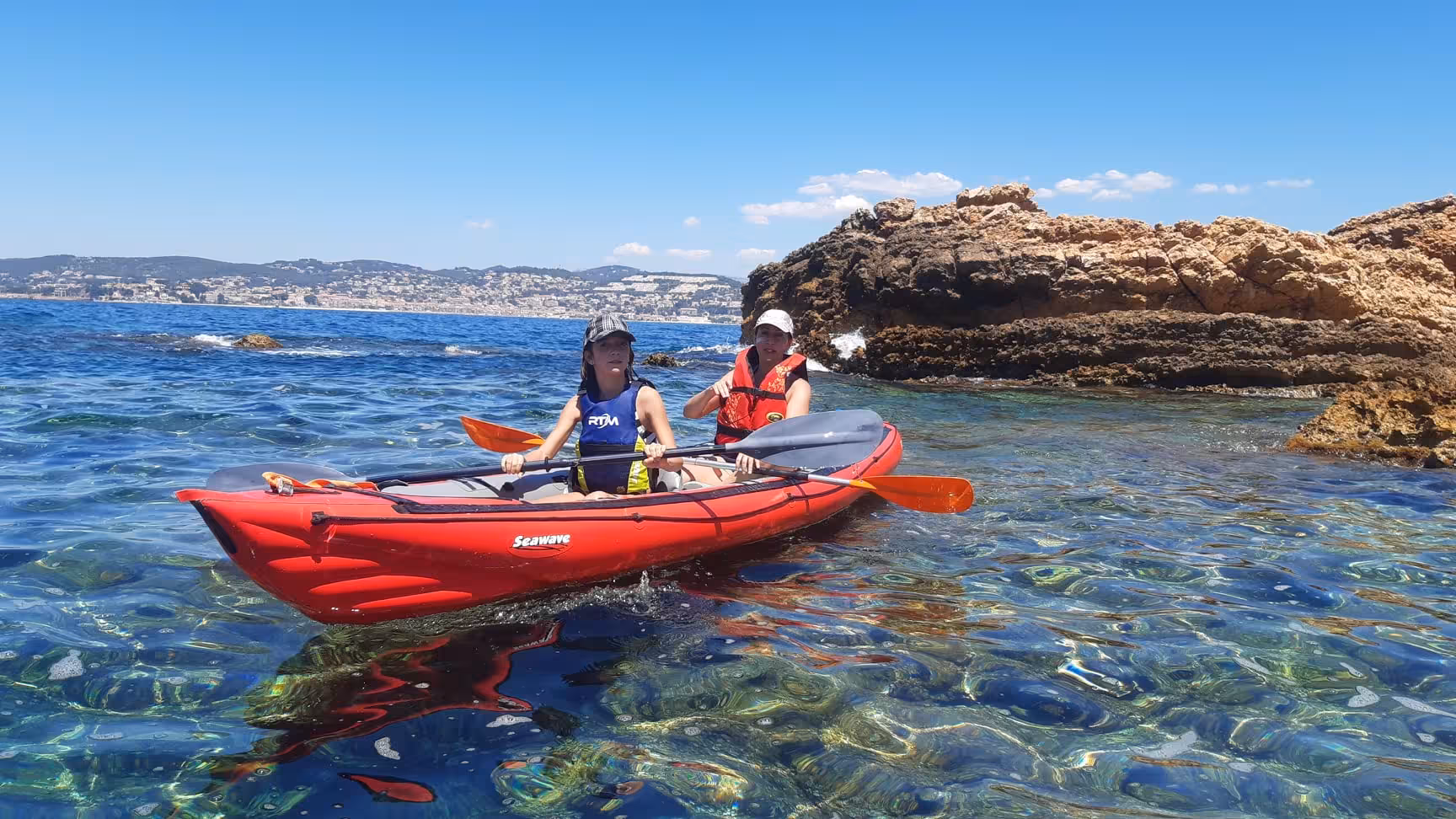 Kayak naturaliste aux Îles des Embiez près du Cap Sicié, pagayage en eau turquoise et criques rocheuses