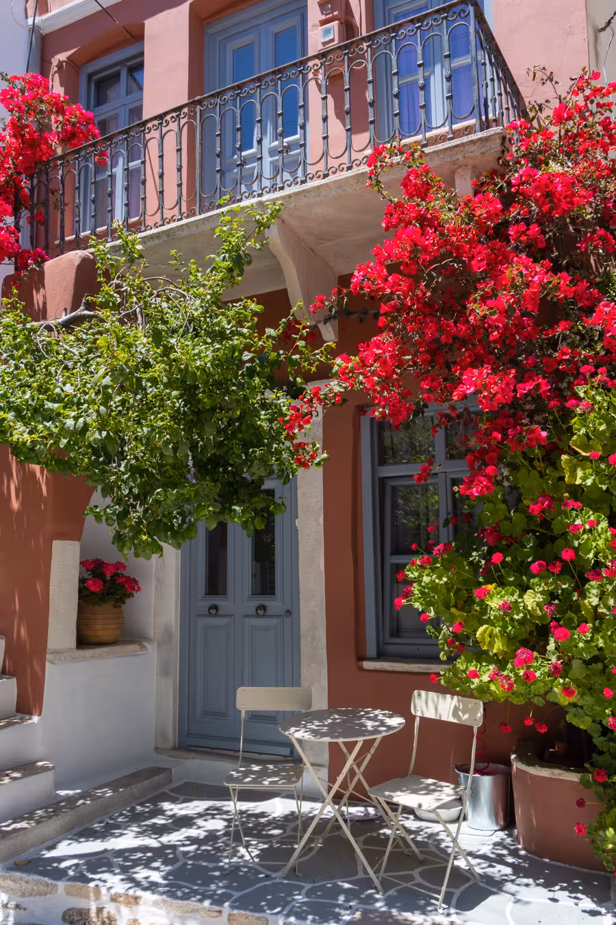 Colorful Naxos village courtyard with bougainvillea and balcony, scenic stop on the Foodie’s Favourites tour