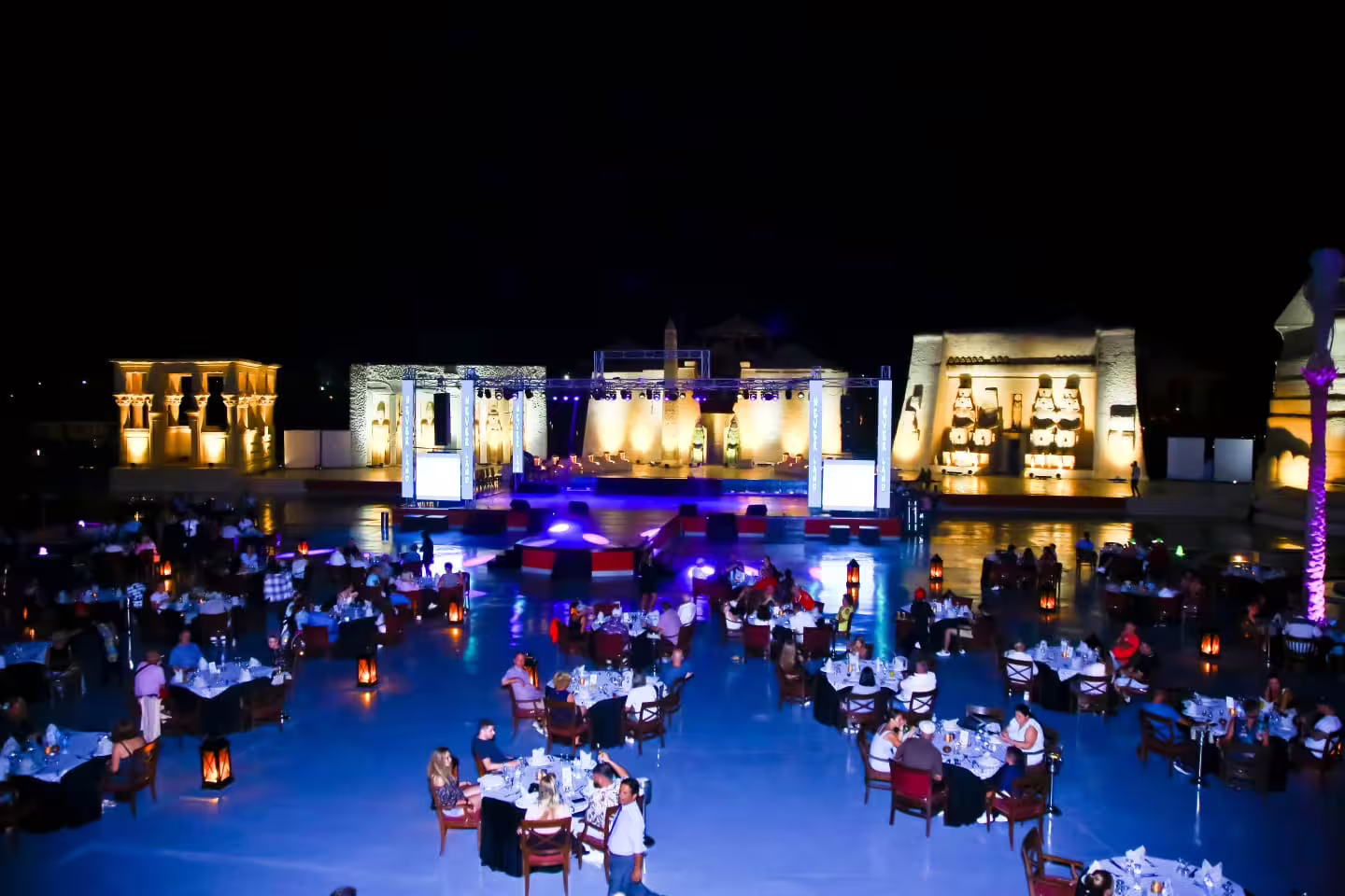 Neverland Show Sharm El Sheikh outdoor dinner theater with illuminated stage, tables and guests under night sky