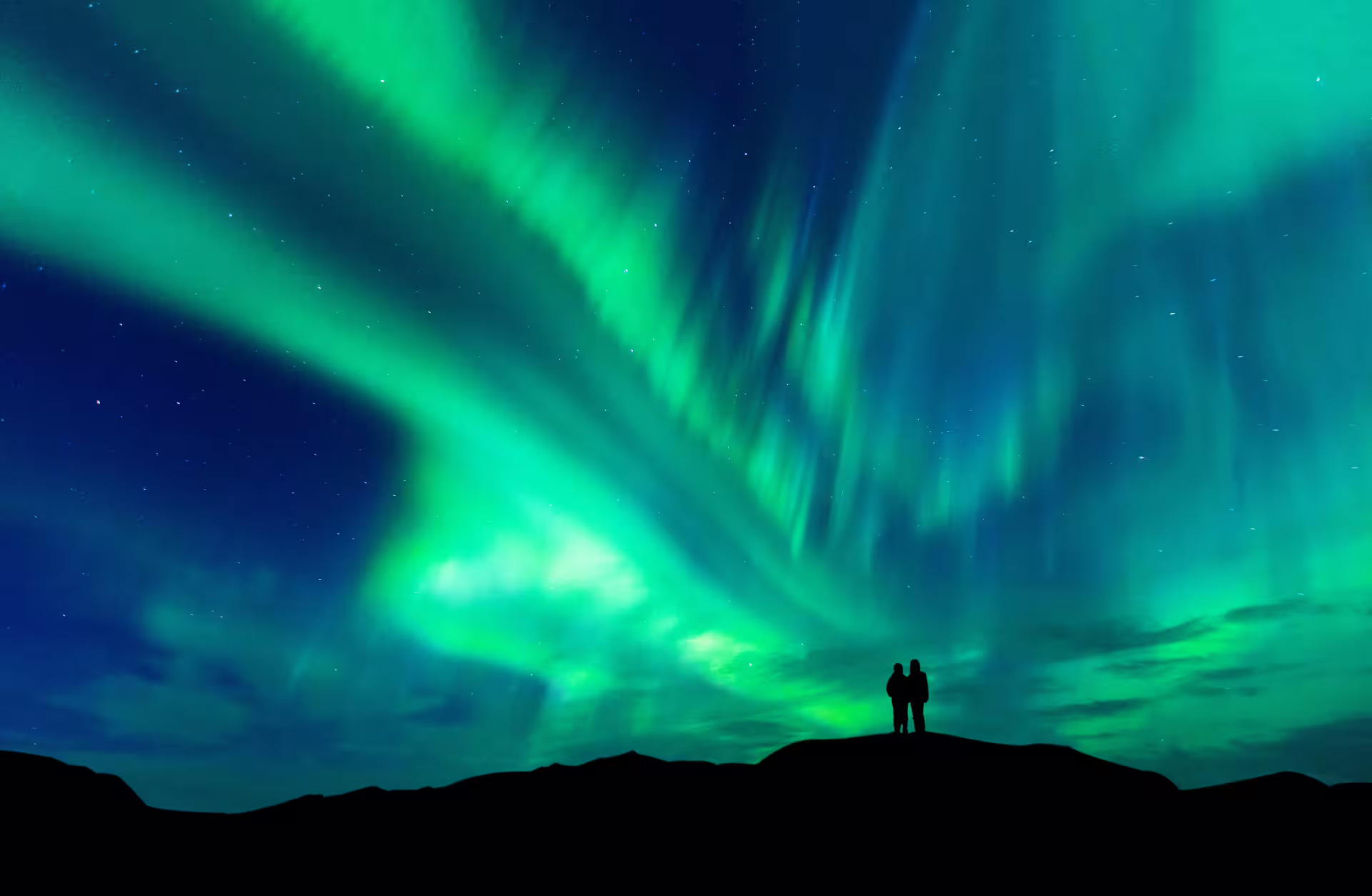 Travellers immersing themselves in Iceland´s nature - watching the Northern Lights
