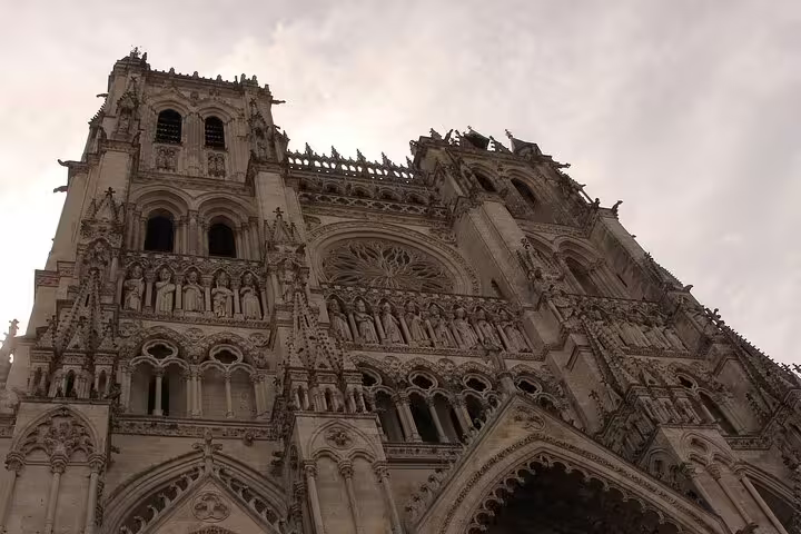 Notre-Dame Cathedral facade in Paris, landmark near meeting points for Versailles private two-way transfer service