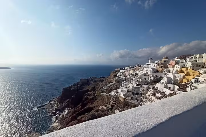 Oia Santorini caldera view with whitewashed cliffside houses, ideal for private 3-day tour with transfers