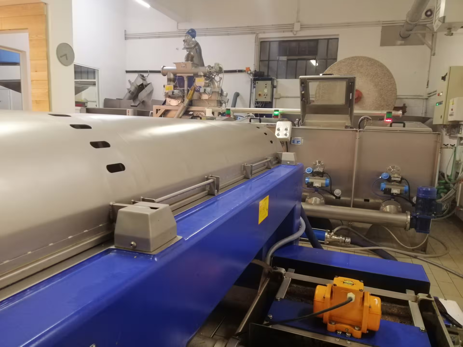 Modern olive oil mill machinery in Abruzzo, showcasing cold extraction during a guided olive oil tasting tour
