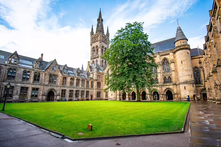 Oxford college quad with gothic arches and green lawn, perfect stop on a self-guided scavenger hunt tour