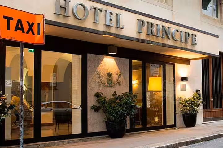 Taxi drop-off zone at the elegant entrance of Hotel Principe di Villafranca in Palermo for private airport transfers