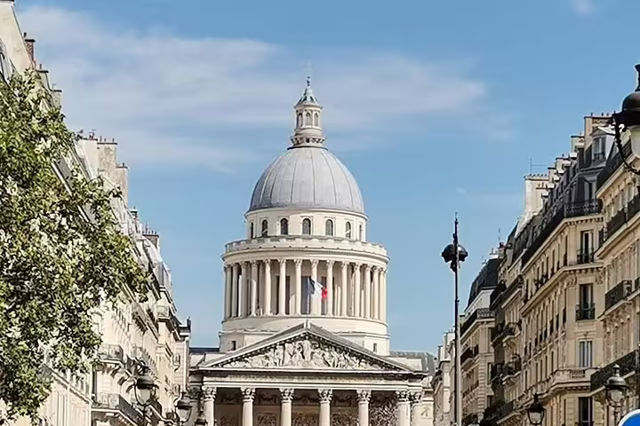 Panthéon dome in Paris Latin Quarter, private car with driver tour for 4–6 people and easy pickup