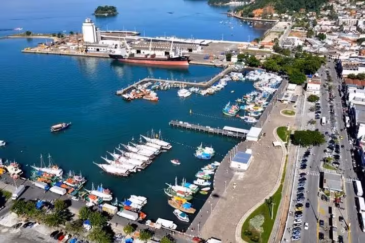 Aerial view of Paraty harbor showcasing vibrant boats and waterfront, highlighting destination for shuttle transfer tours.
