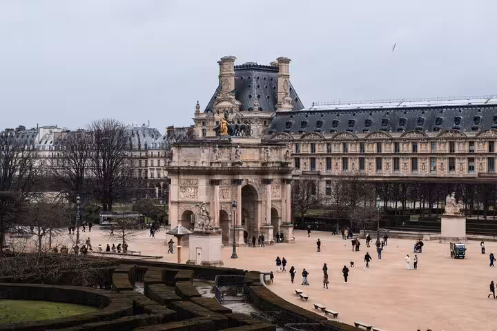 Arc de Triomphe du Carrousel at the Louvre courtyard, a stop on the Paris City Pass hop-on hop-off cruise